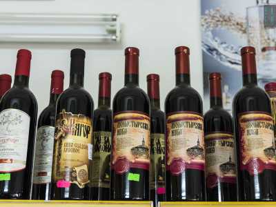 Sugli scaffali pi� alti campeggiano infine i vini moldavi...